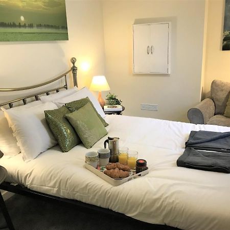 Welcoming spacious 2-bedroom house in St Helens St Helens  Buitenkant foto
