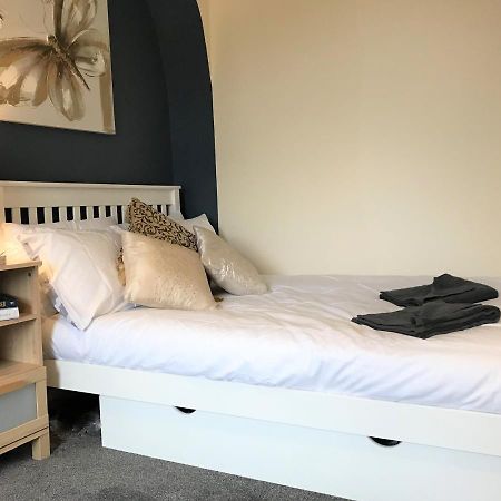 Welcoming spacious 2-bedroom house in St Helens St Helens  Buitenkant foto