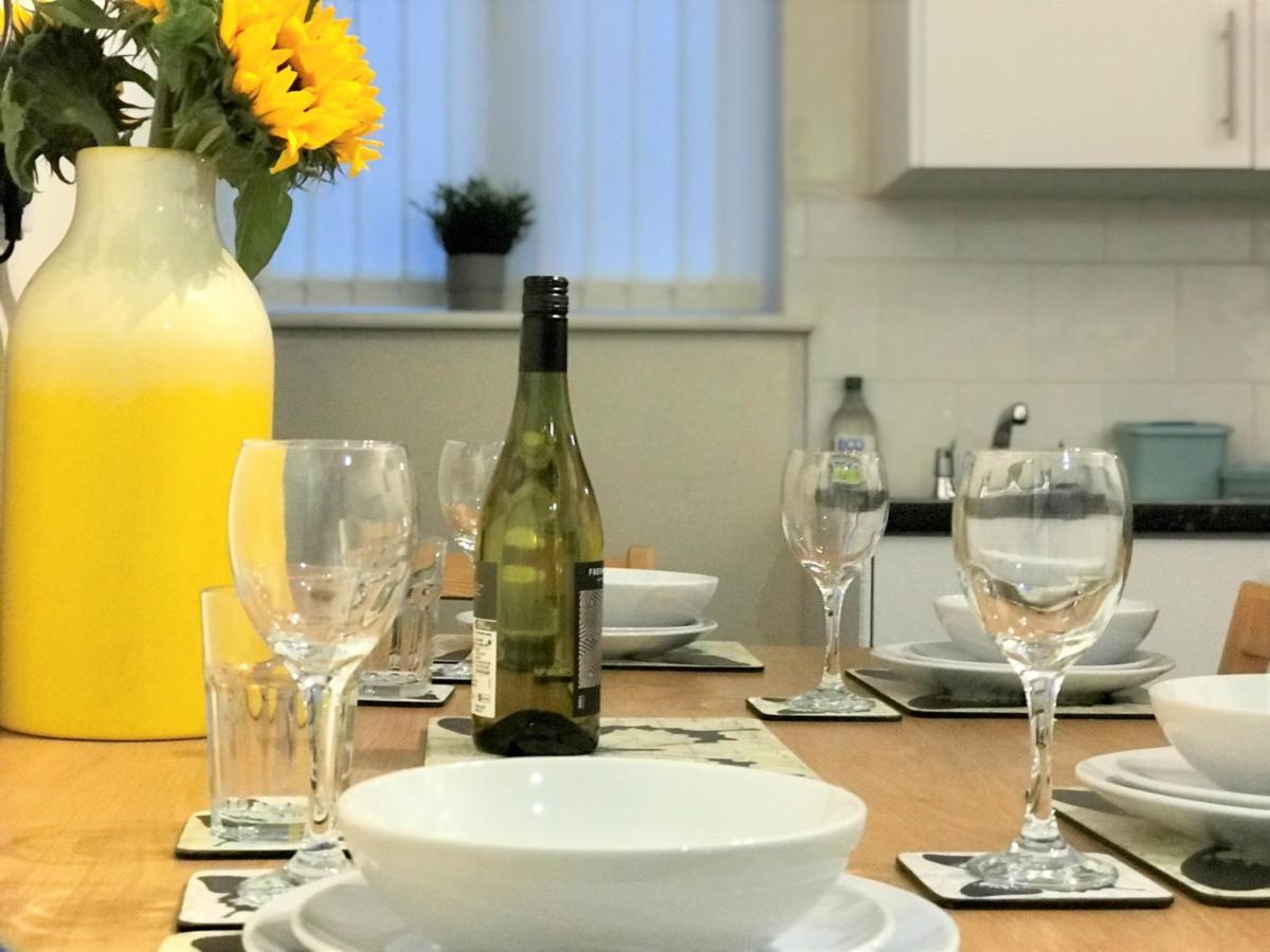 Welcoming spacious 2-bedroom house in St Helens St Helens  Buitenkant foto