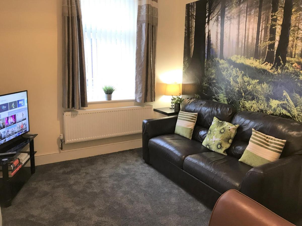 Welcoming spacious 2-bedroom house in St Helens St Helens  Buitenkant foto