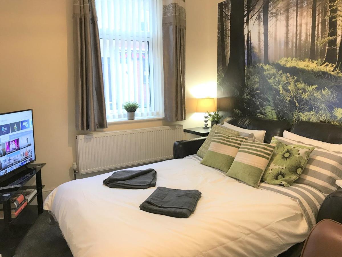 Welcoming spacious 2-bedroom house in St Helens St Helens  Buitenkant foto