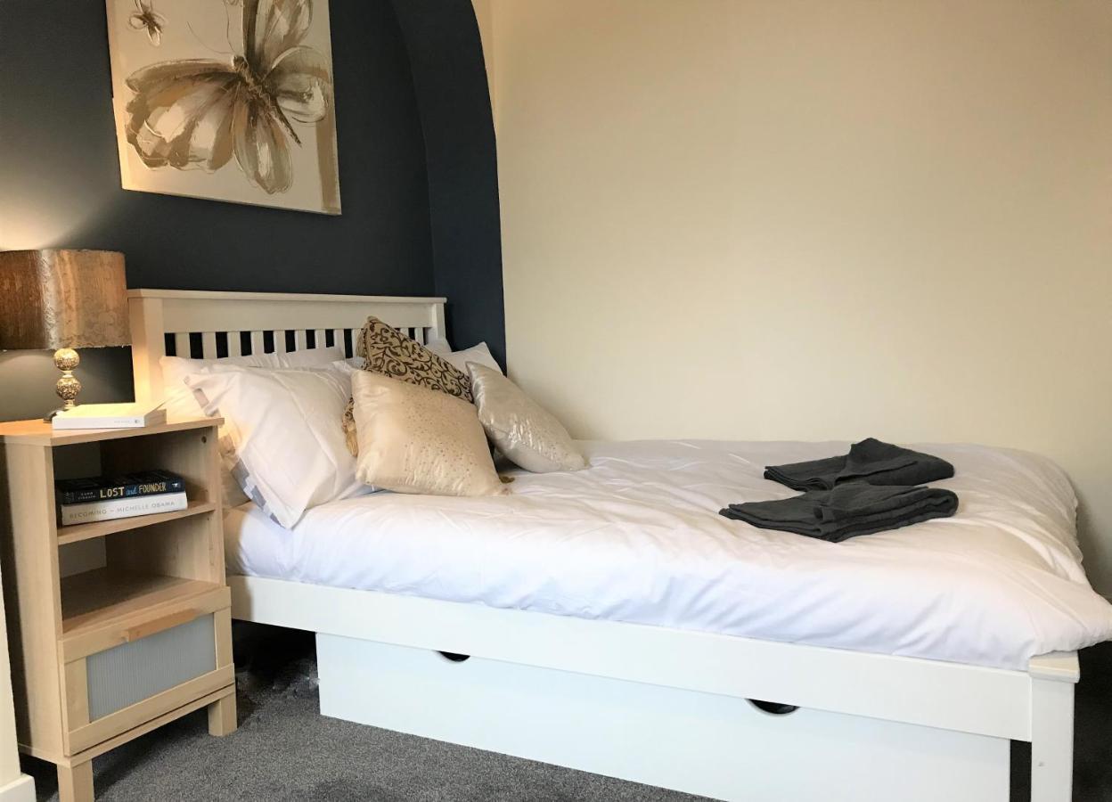 Welcoming spacious 2-bedroom house in St Helens St Helens  Buitenkant foto