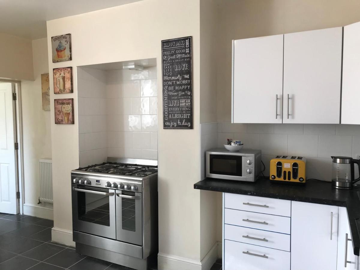 Welcoming spacious 2-bedroom house in St Helens St Helens  Buitenkant foto