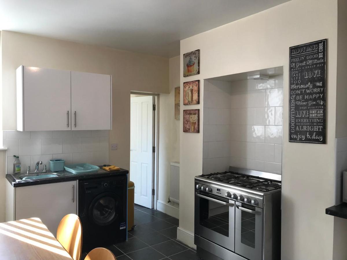 Welcoming spacious 2-bedroom house in St Helens St Helens  Buitenkant foto