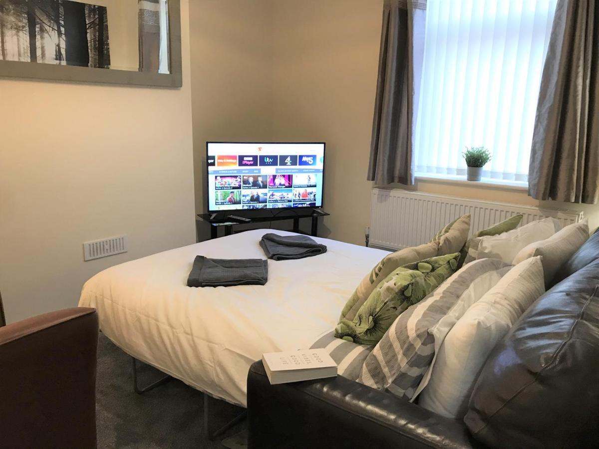 Welcoming spacious 2-bedroom house in St Helens St Helens  Buitenkant foto