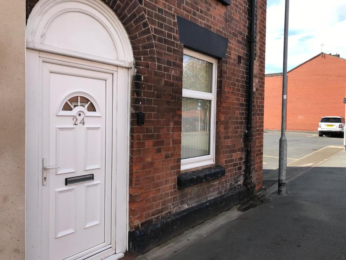 Welcoming spacious 2-bedroom house in St Helens St Helens  Buitenkant foto